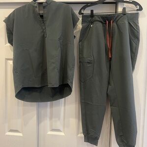 Figs Women’s Rafaela Scrub top and Zamora Jogger Pants Size medium